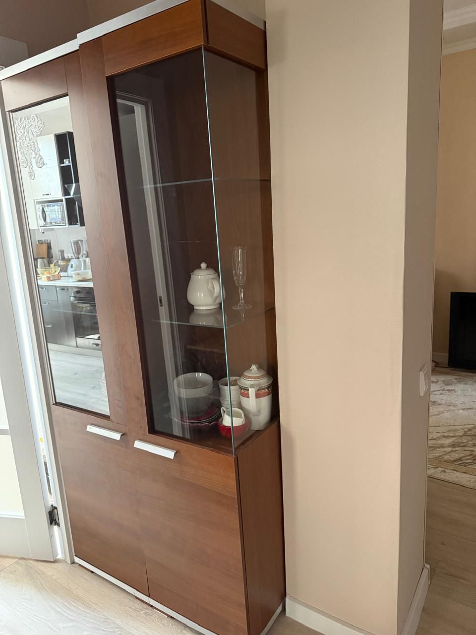 Продам шкаф сервант для посуды