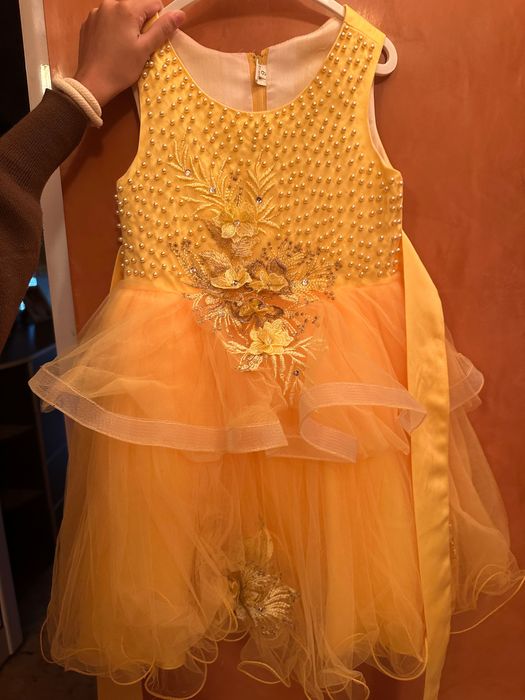 Детска жълта рокля с перли и цветя