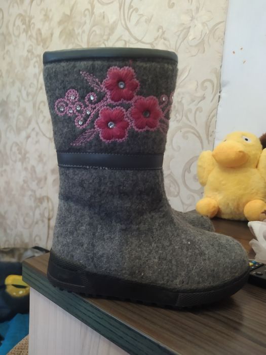 Продам зимние ботинки (валенки) на девочку