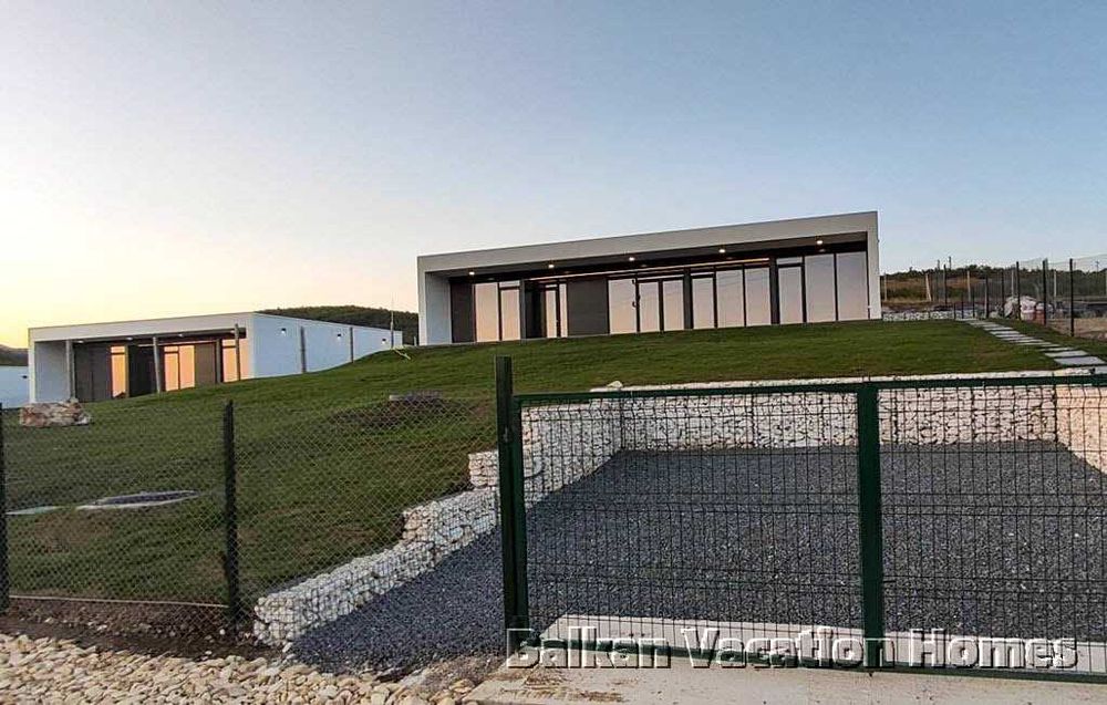 Нова, нискоенергийна къща на 4 км от Албена