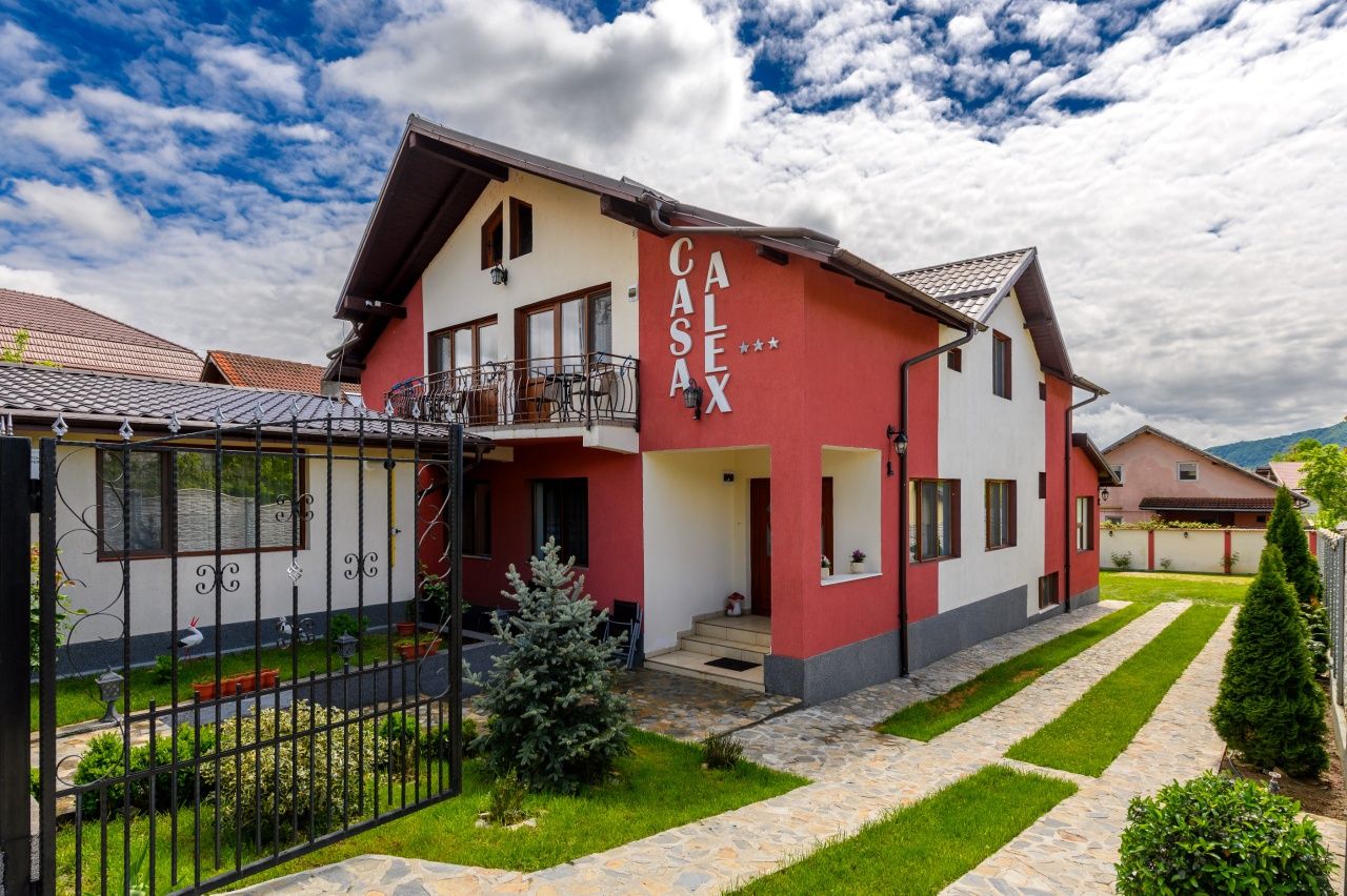 Inchiriez Casa in Calimanesti - Caciulata | 8 camere | pret pe noapte