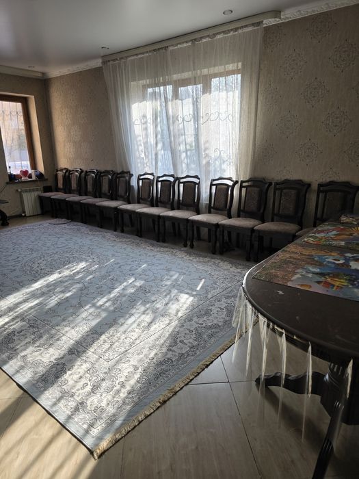 Стол со стульями в гостиную
