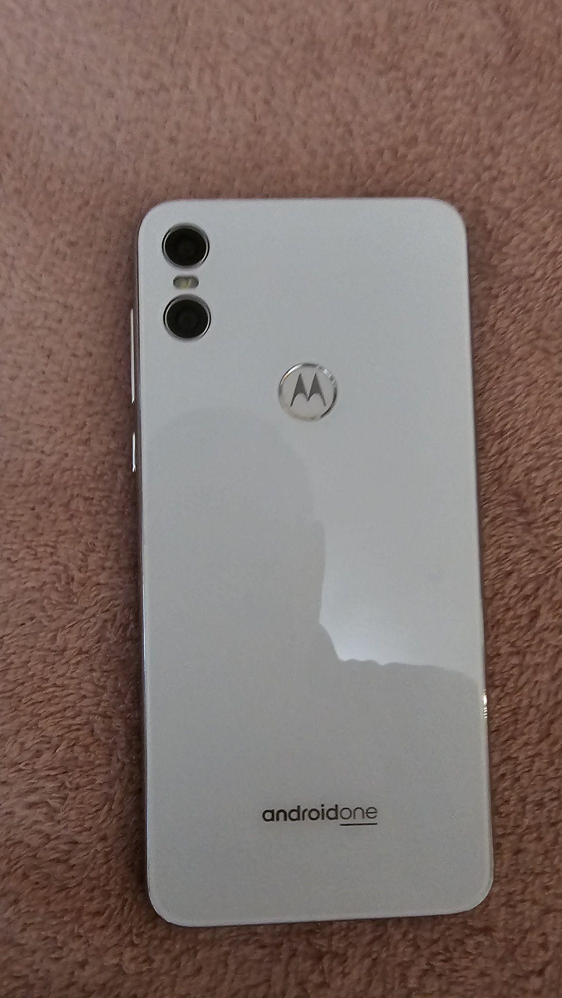 Продавам Motorola one xt1941