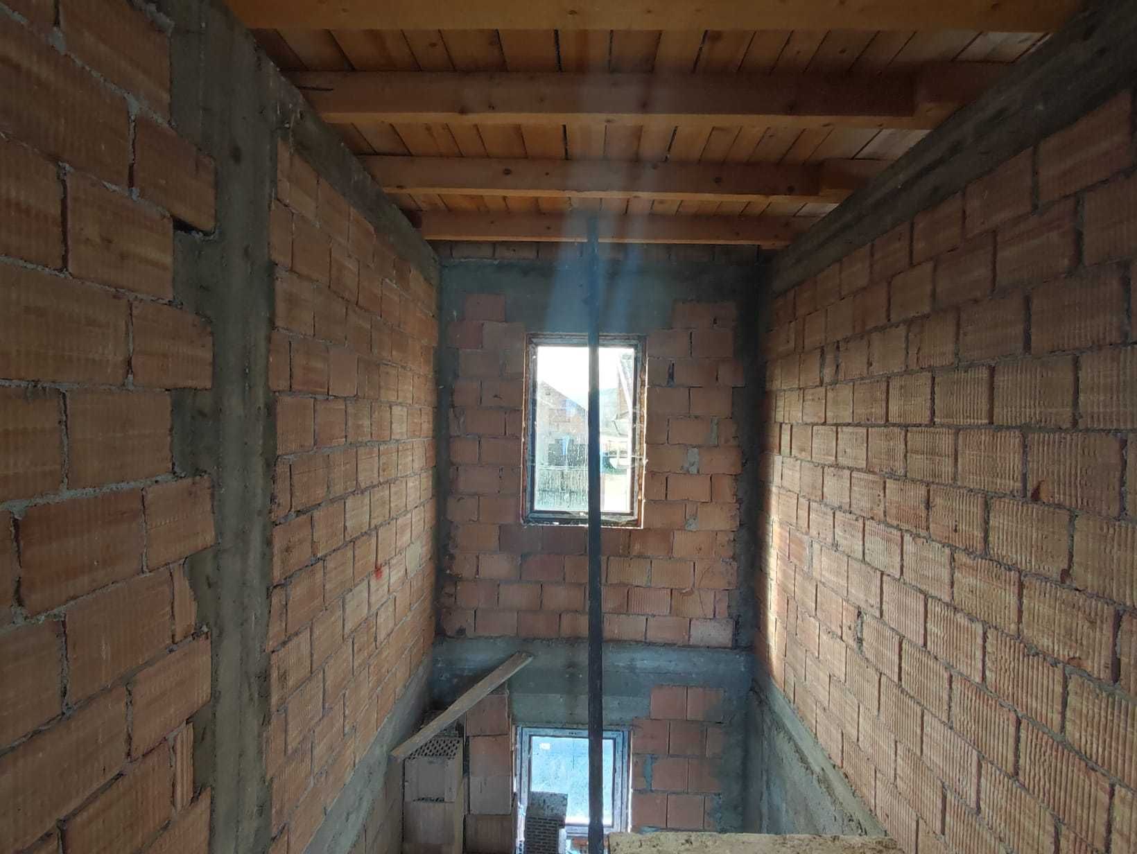 Casa la roșu de vanzare  in Hărman
