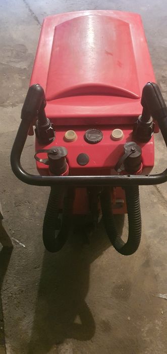 Машина за миене на под