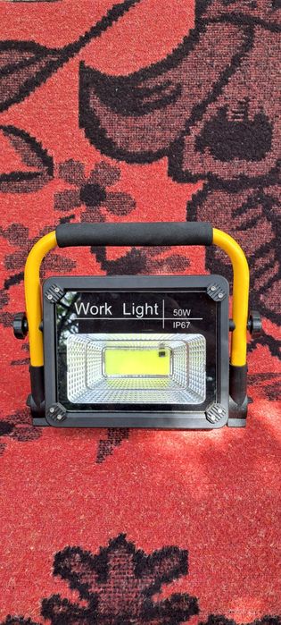 Proiector led 50 w cu incarcare solara