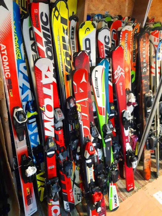 Schiuri schi skiuri copii adulti pregatite de partie