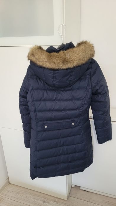 Geaca Tommy Hilfiger lunga bleumarin cu umplutura de puf