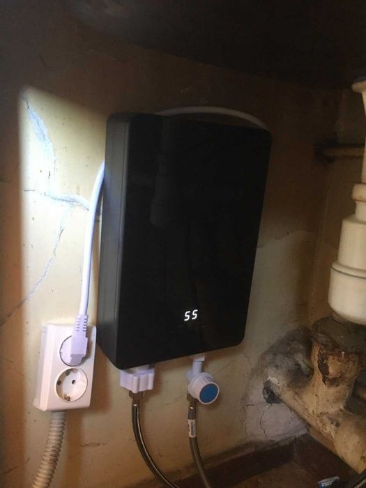 Проточный нагреватель воды очень просто устанавливается