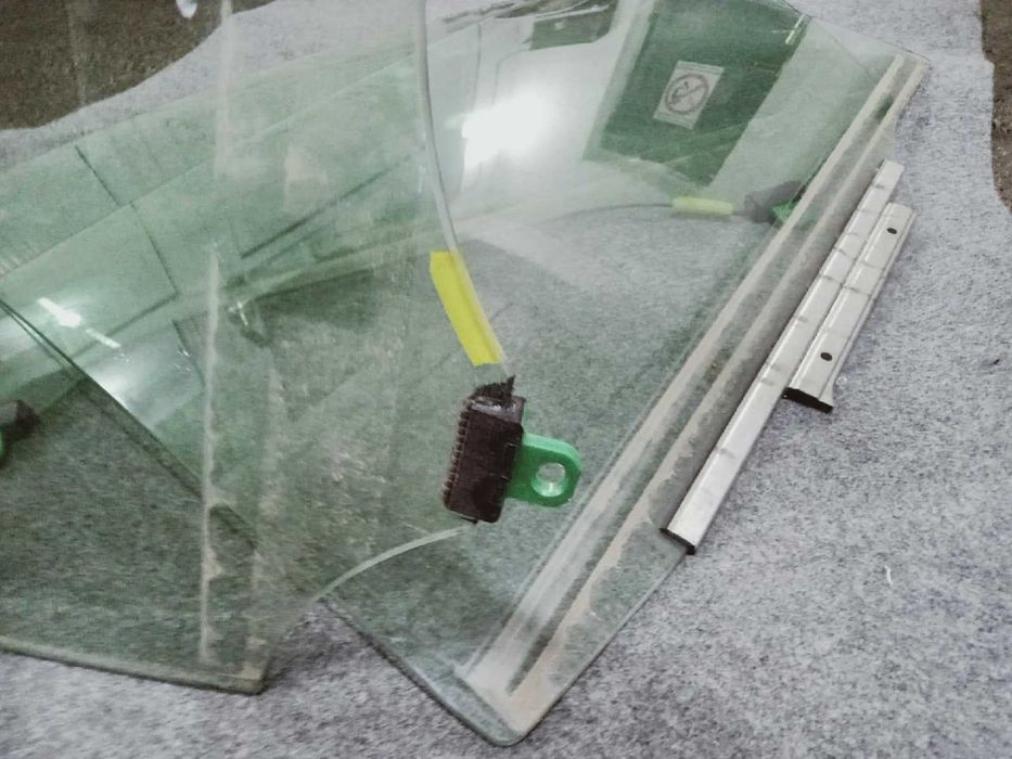 Продам, оригинальное стекло на Toyota Camry 40, задние и передние