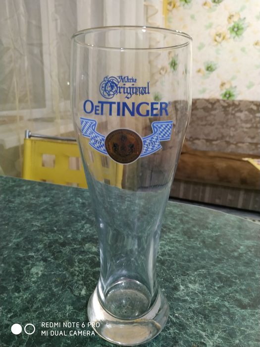 Графин, рюмки, бокалы, пивная кружка.