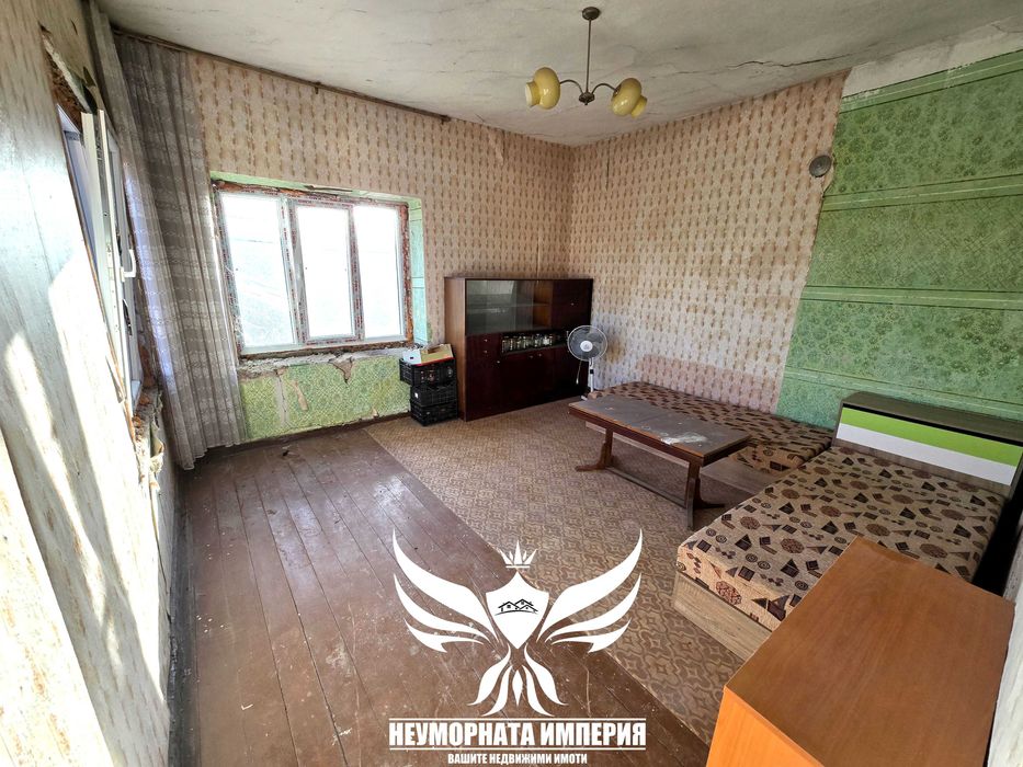 Продавам двуетажна къща 240РЗП с широк двор 1280кв. в с.Дълбок Извор