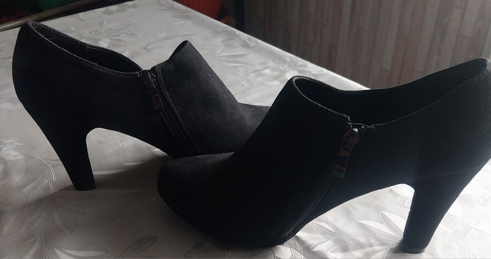 Велурени боти с ток