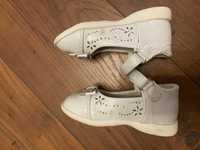 Pantofi albi de piele 21