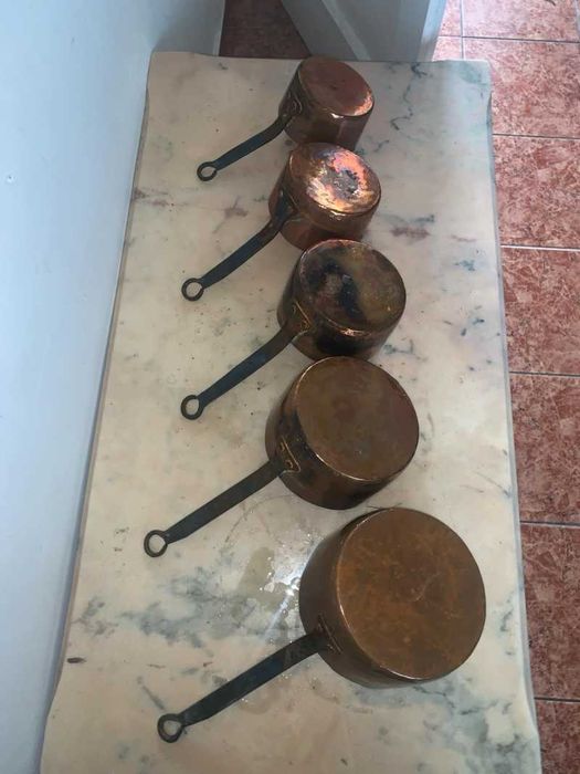 Set de cinci vase din cupru cu maner din fier forjat