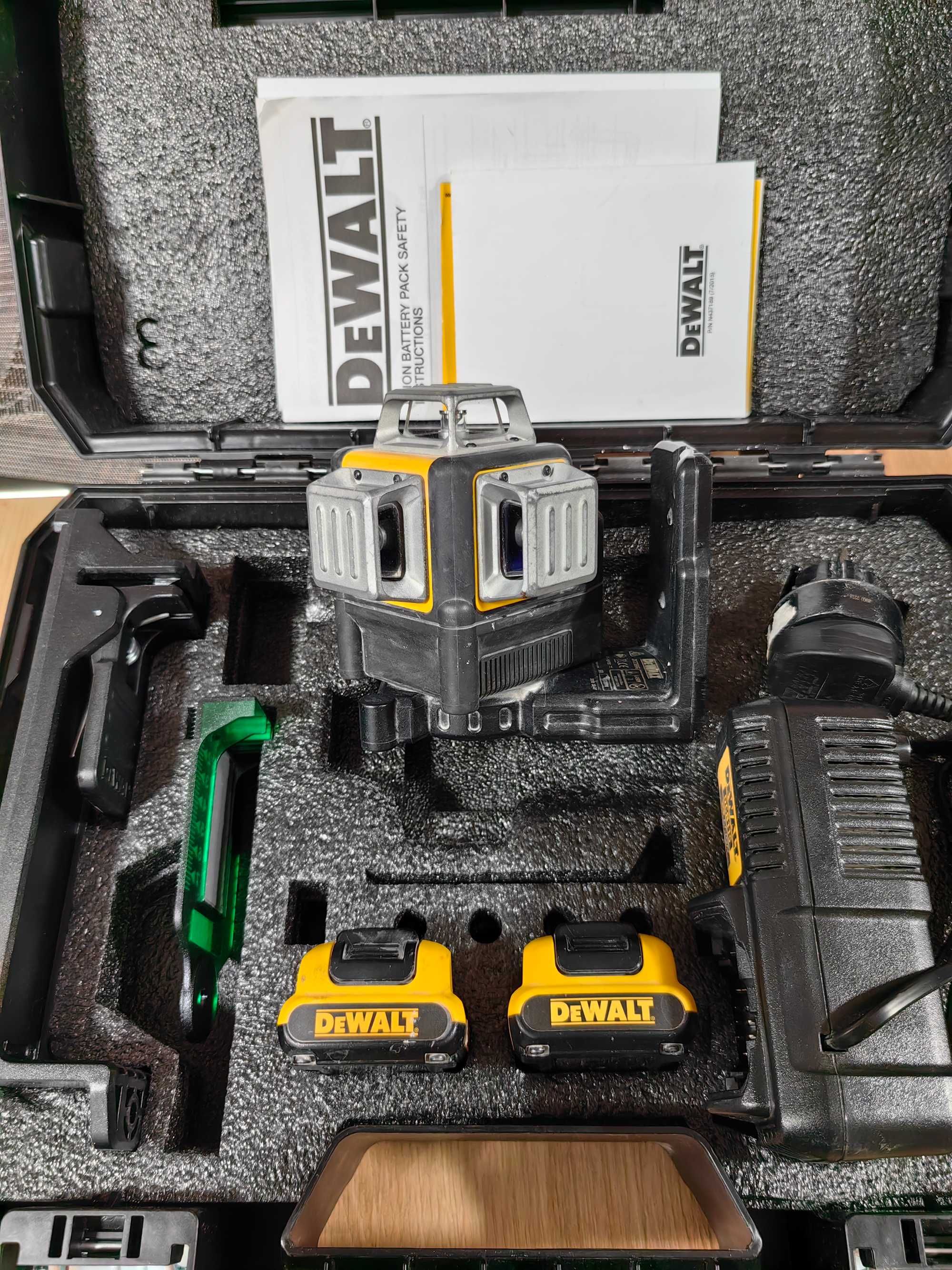 Лазерен нивелир DeWALT DCE089G  360° 3 зелени лъча, две батерии