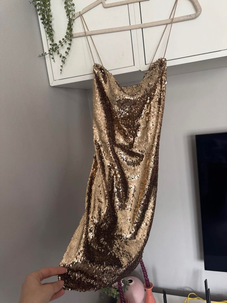 Рокля със златни пайети Asos златна