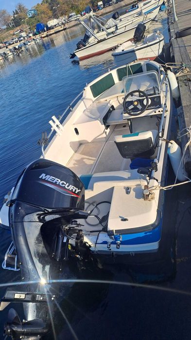 Лодка RIO CROSS 4,50, двигател Mercury 50 к.с. и регистриран колесар