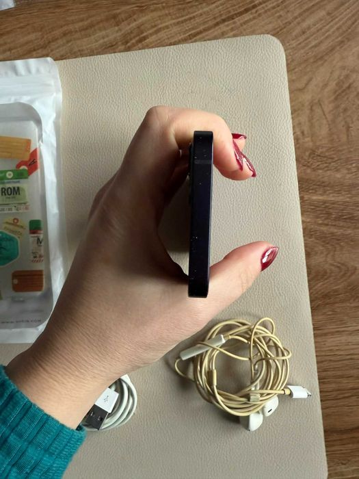 iPhone 12 mini 64GB, черен – в много добро състояние