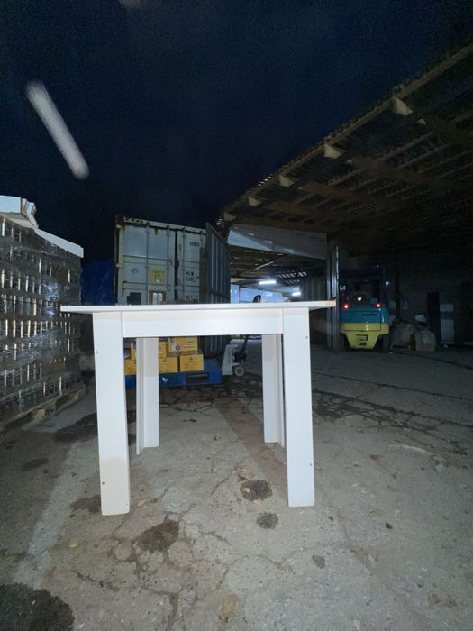 4 больших стола и 11 стульев, не сломанные.