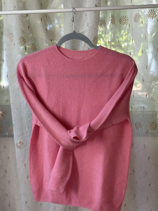 Пуловер от мека вълна наподобяваща кашмир