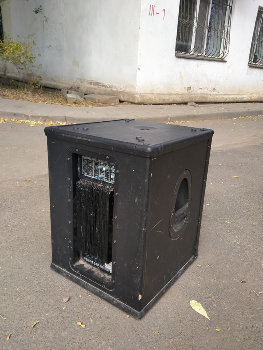 Сабвуфер Behringer