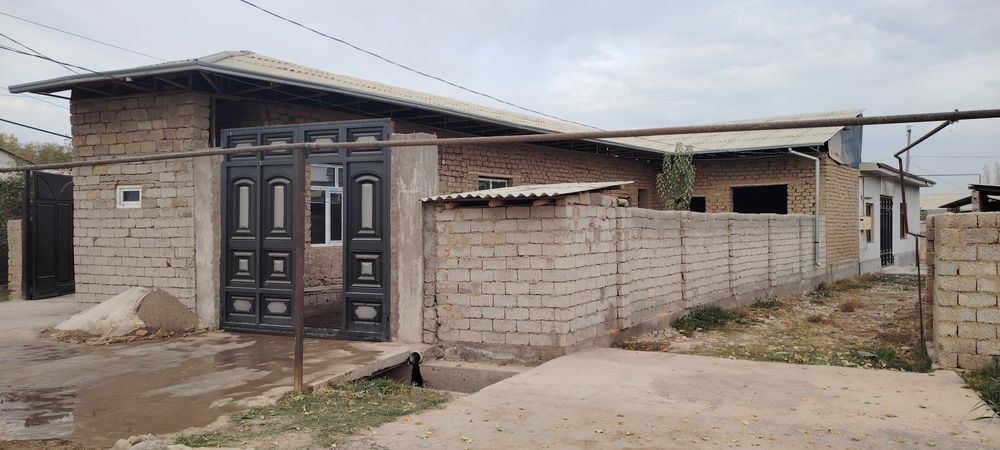 Gulzor mahalasida uy sotiladi