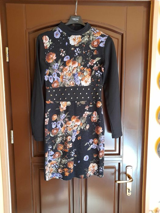 Rochie neagra cu flori, din jerse si cu maneca lunga marimea M