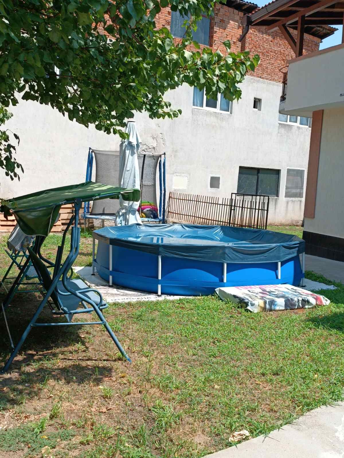 Продава се къща с гараж