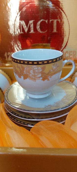 Сервиз за кафе нов златен. Цена 20 лв.