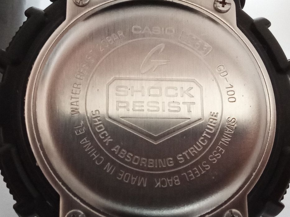 Смарт часовници с кутии и документи