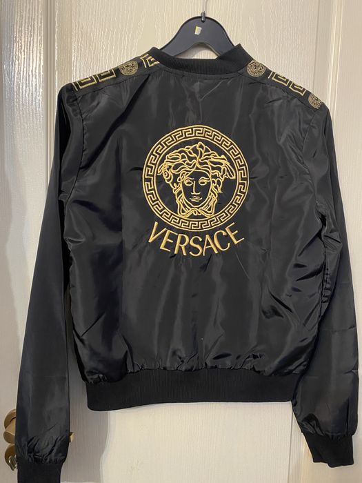 Geacă  VERSACE , hanorac firma Gap; tricou Philipp Plein