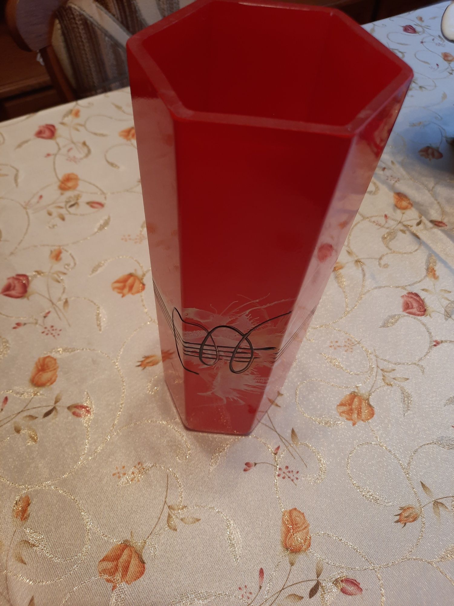 Vaza roșie din sticla pictata manual.