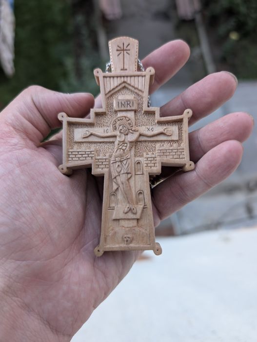 Cruce pectorala sculptată