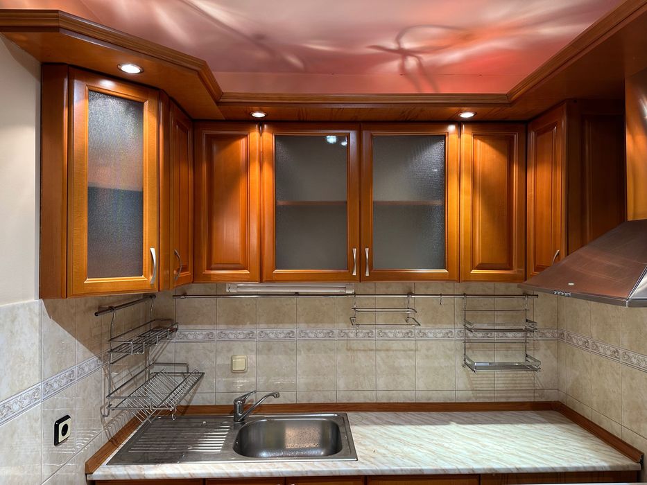 Кухня от масив с включени електроуреди /обзавеждане за кухня/