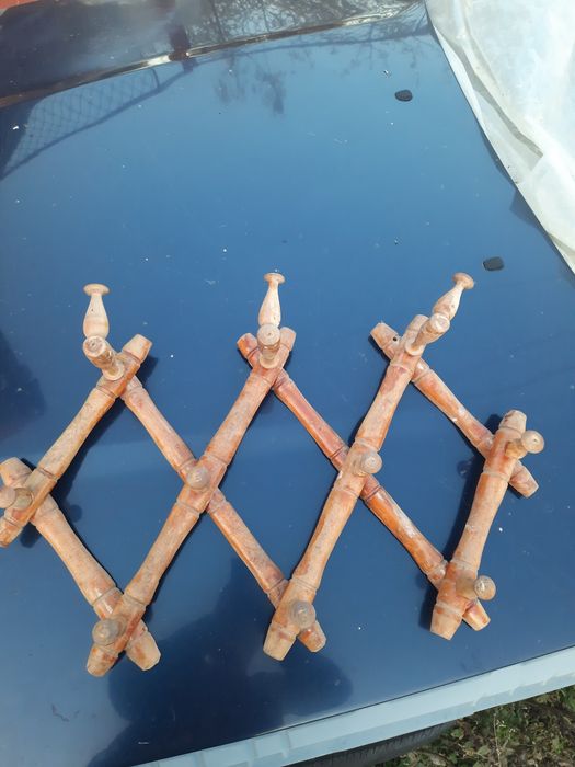 Стара дървена закачалка