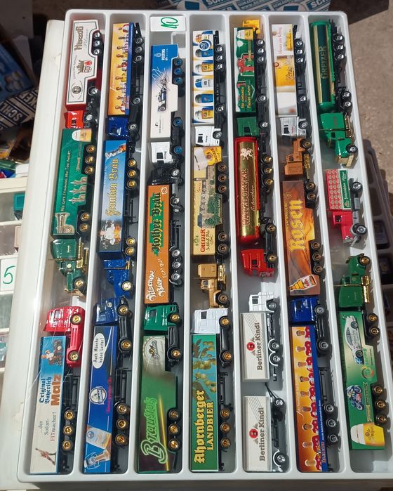 De vânzare cutii cu machete toate în stare perfecta noi