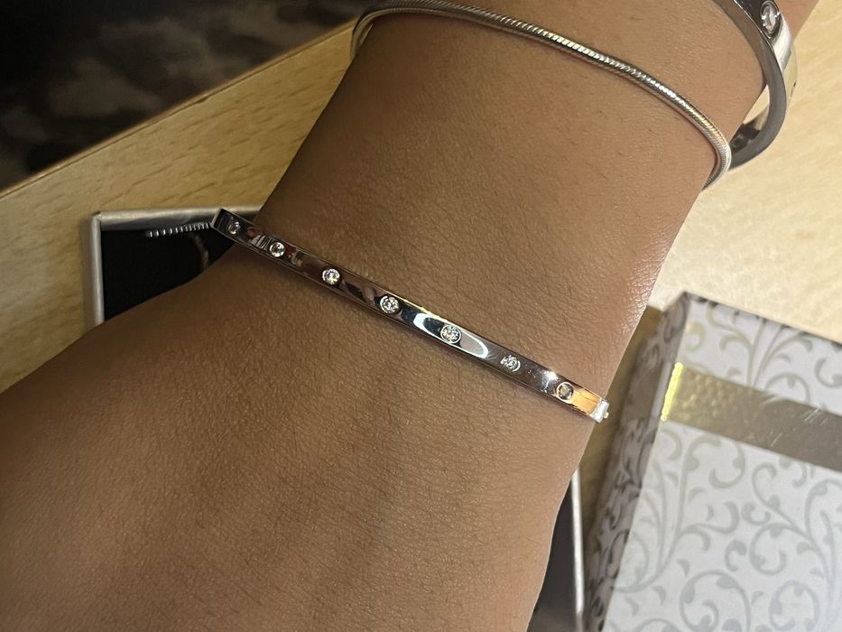 Сребърна гривна с камъчета