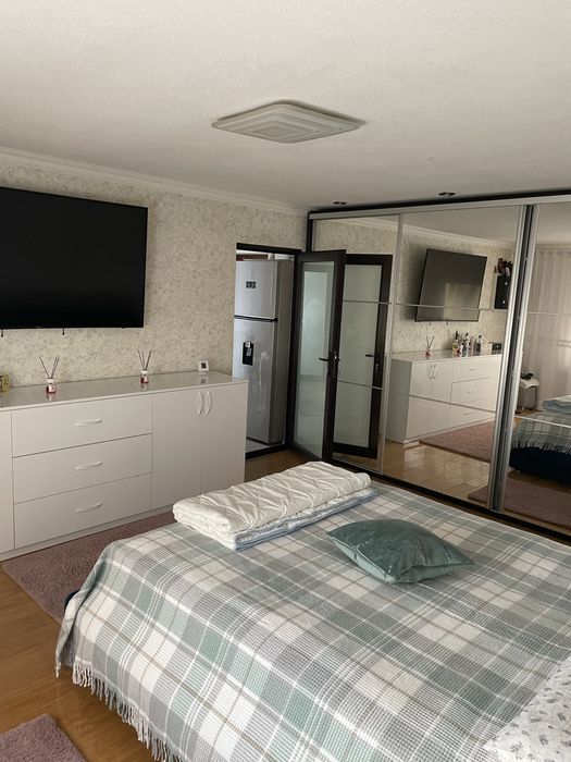 Vind apartament 2 dormitoare + livin open . Urgent