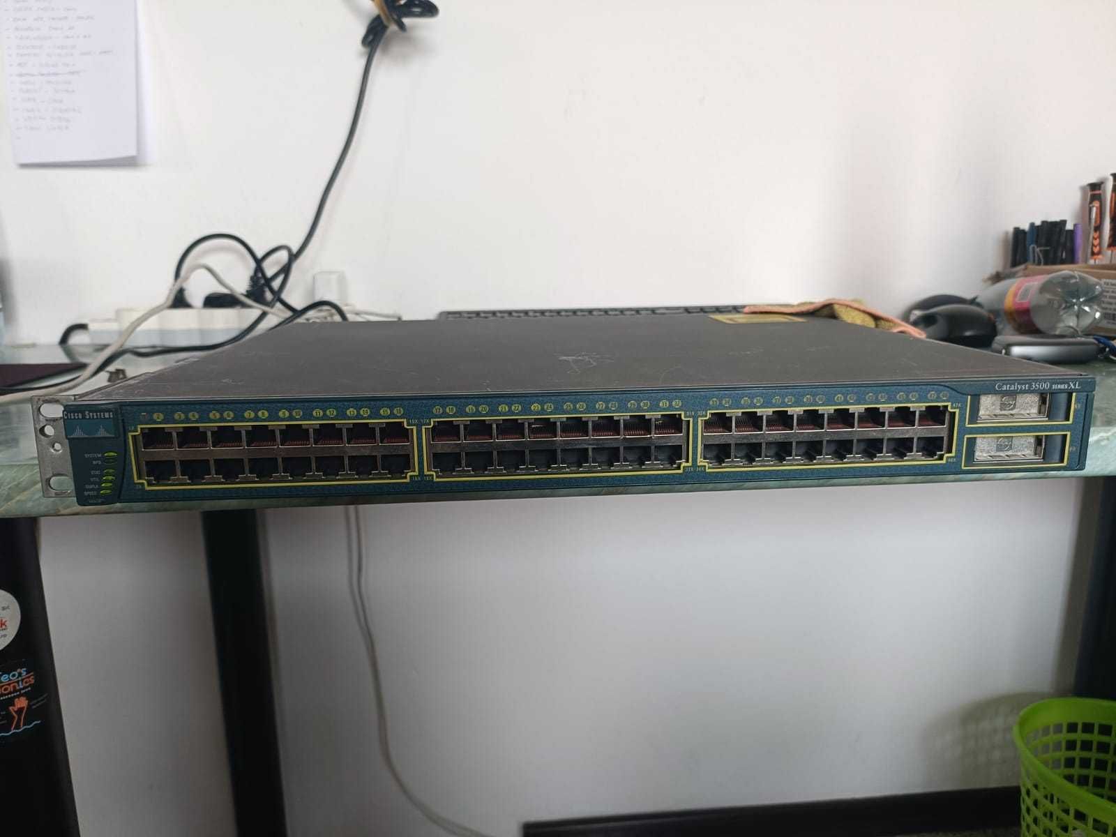Lot de switch-uri rack mountable și alte echipamente