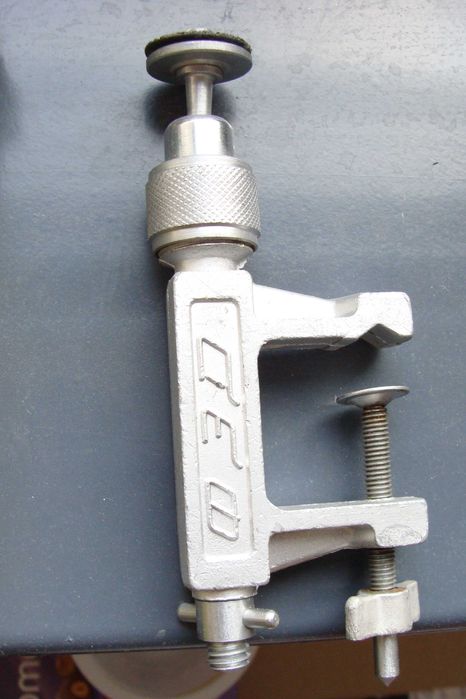 dispozitiv de fixare tip menghina cu cap rotitor