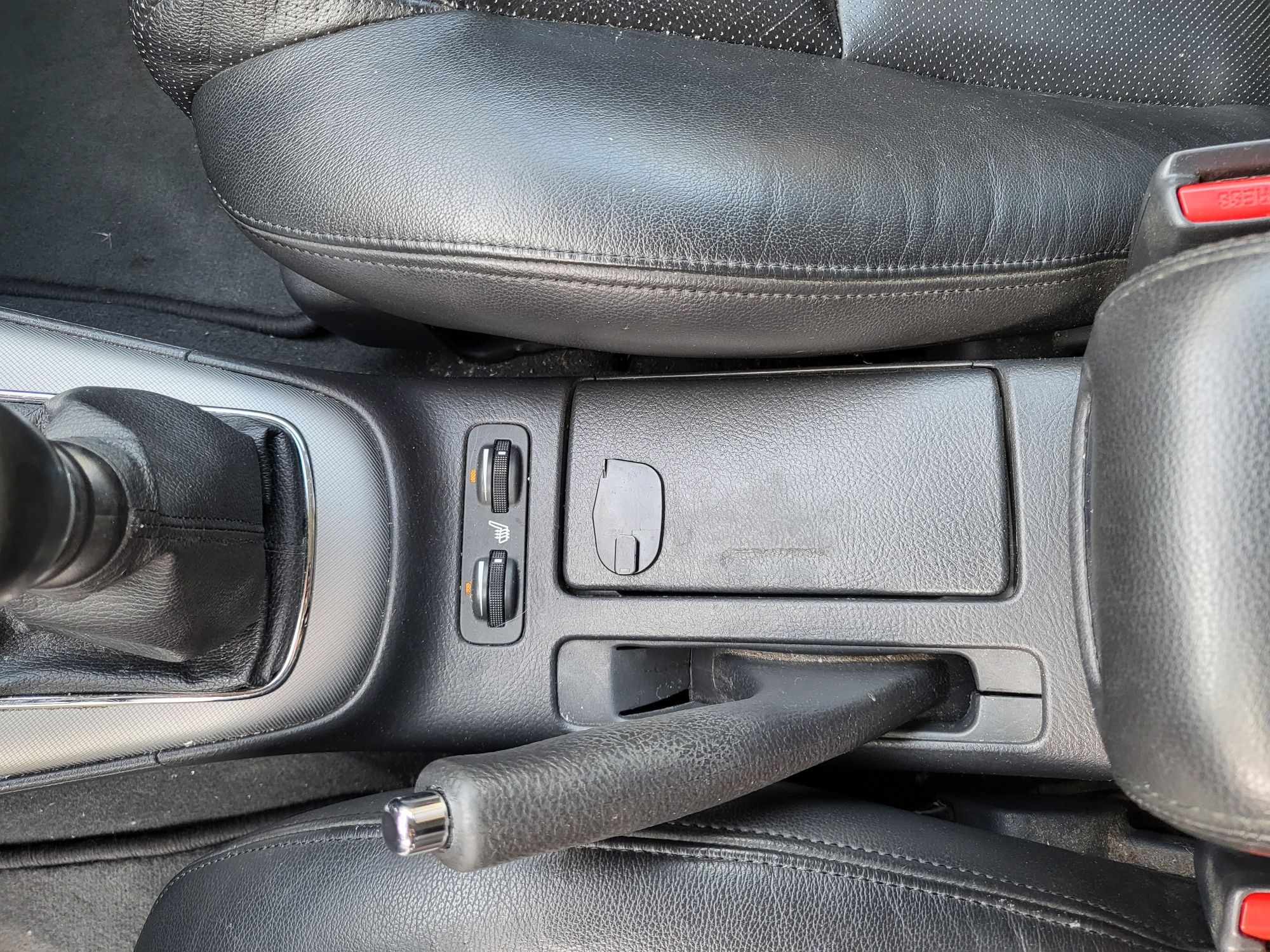 Таета авенсис 2.0 Д4Д 126 коня, цветът е много красив, мокър асфалт, ч