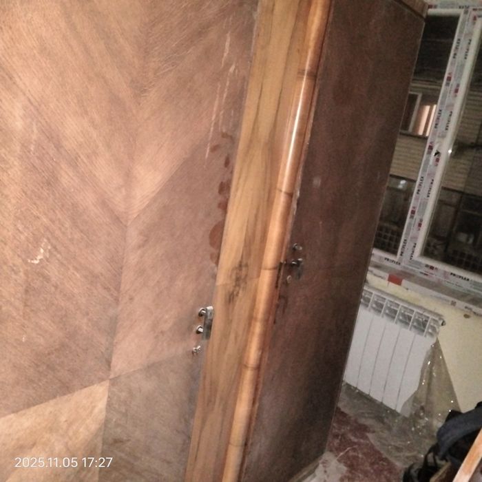 Шкаф деревянный.