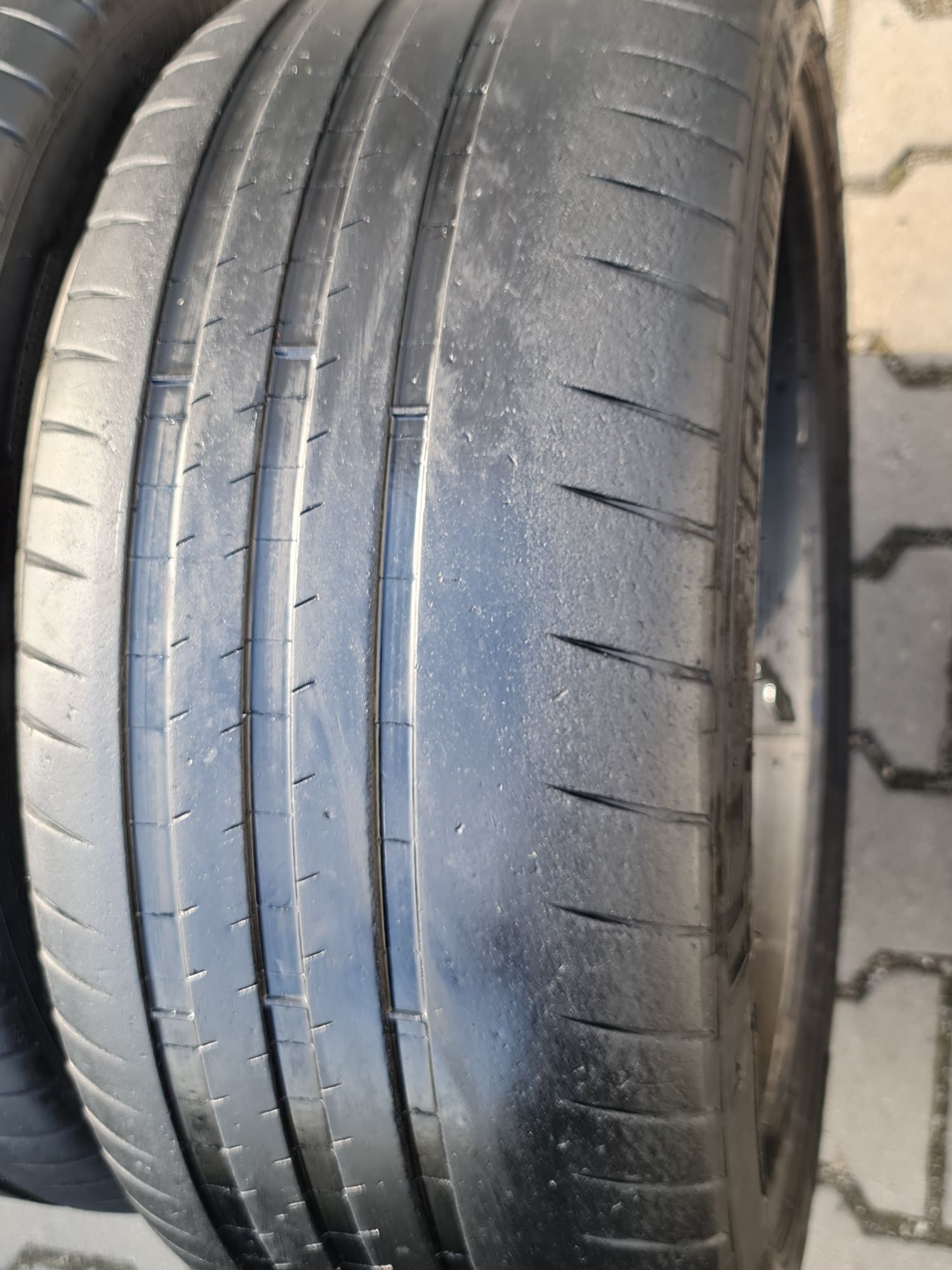 245 35 20 Michelin