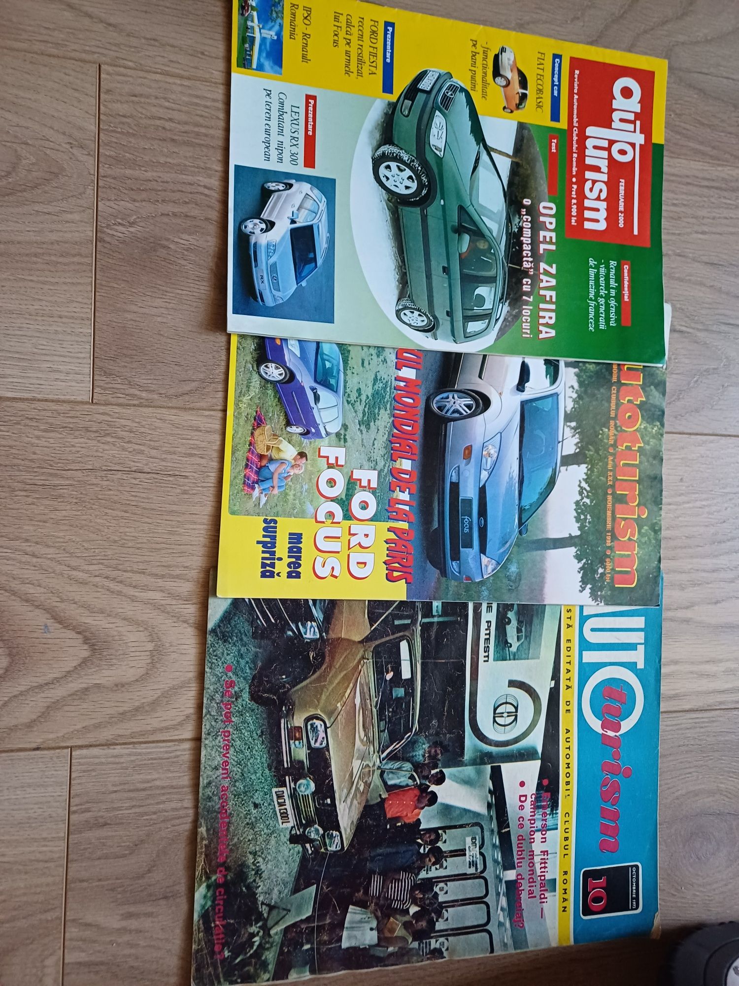 Schimb/vând 40 reviste autoturism 1970-1998