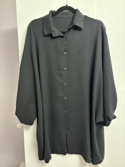 Еднакви ризи-черна, бяла и синя