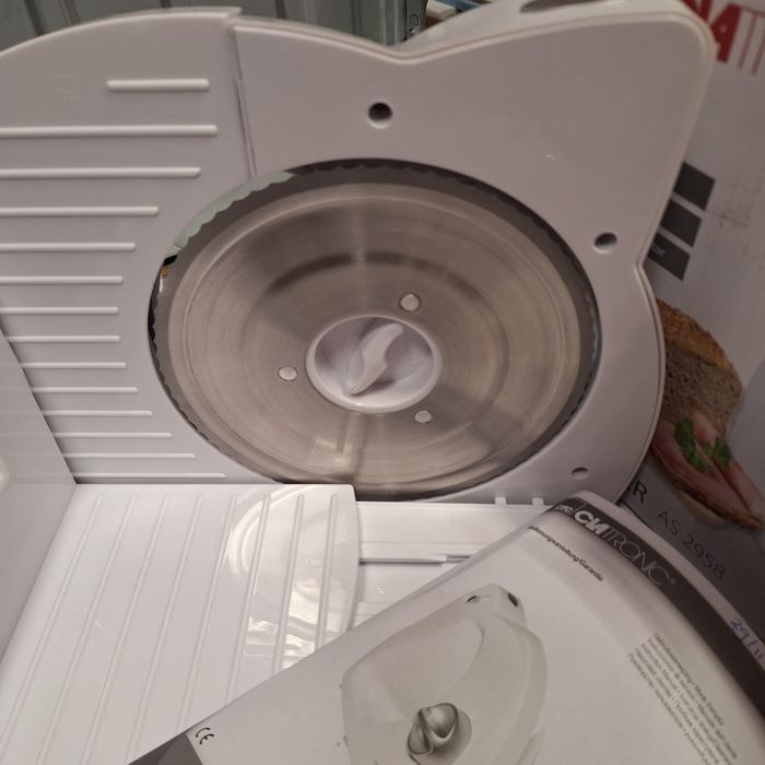 Резачка за колбаси и хляб 180 вата нова внос от Германия