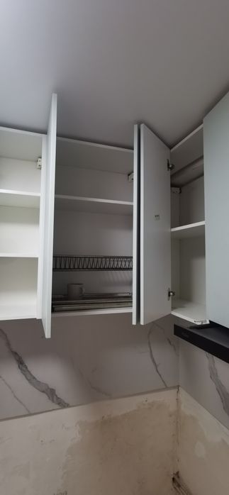 Продам кухню столешница и шкафы