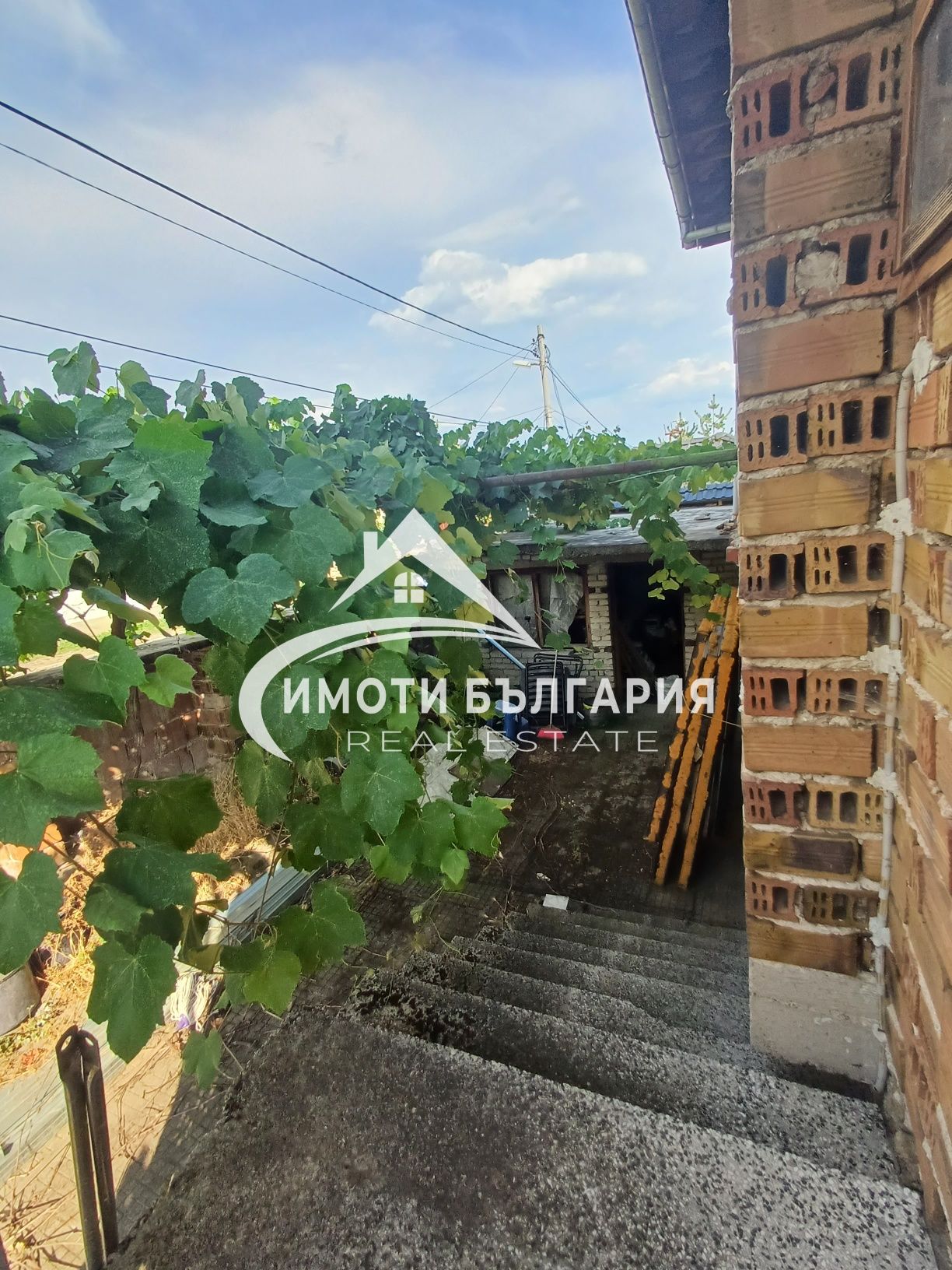 Къща на 2 ет.в гр.Карлово с гараж