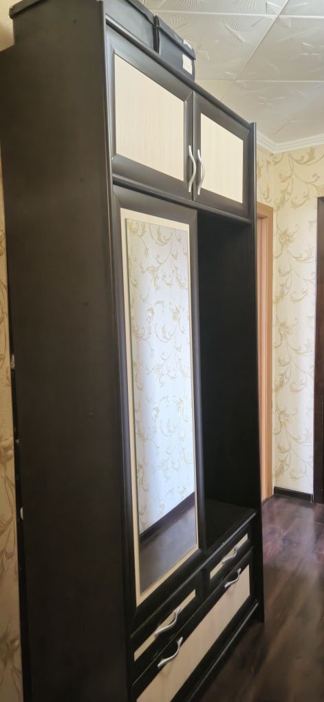 Шкаф в прихожую в хорошем состоянии